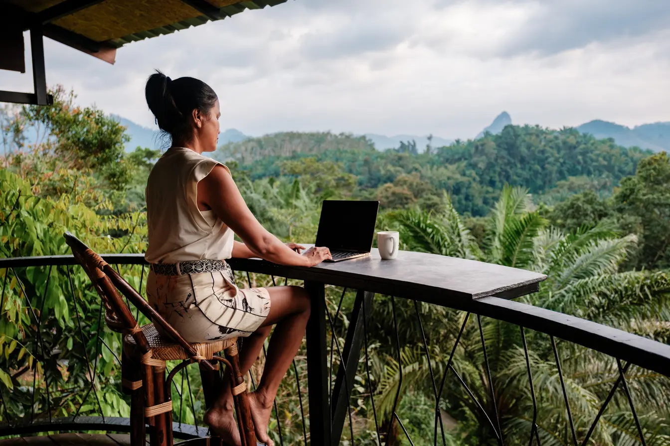 Digital nomade i vakkert naturlandskap i Thailand