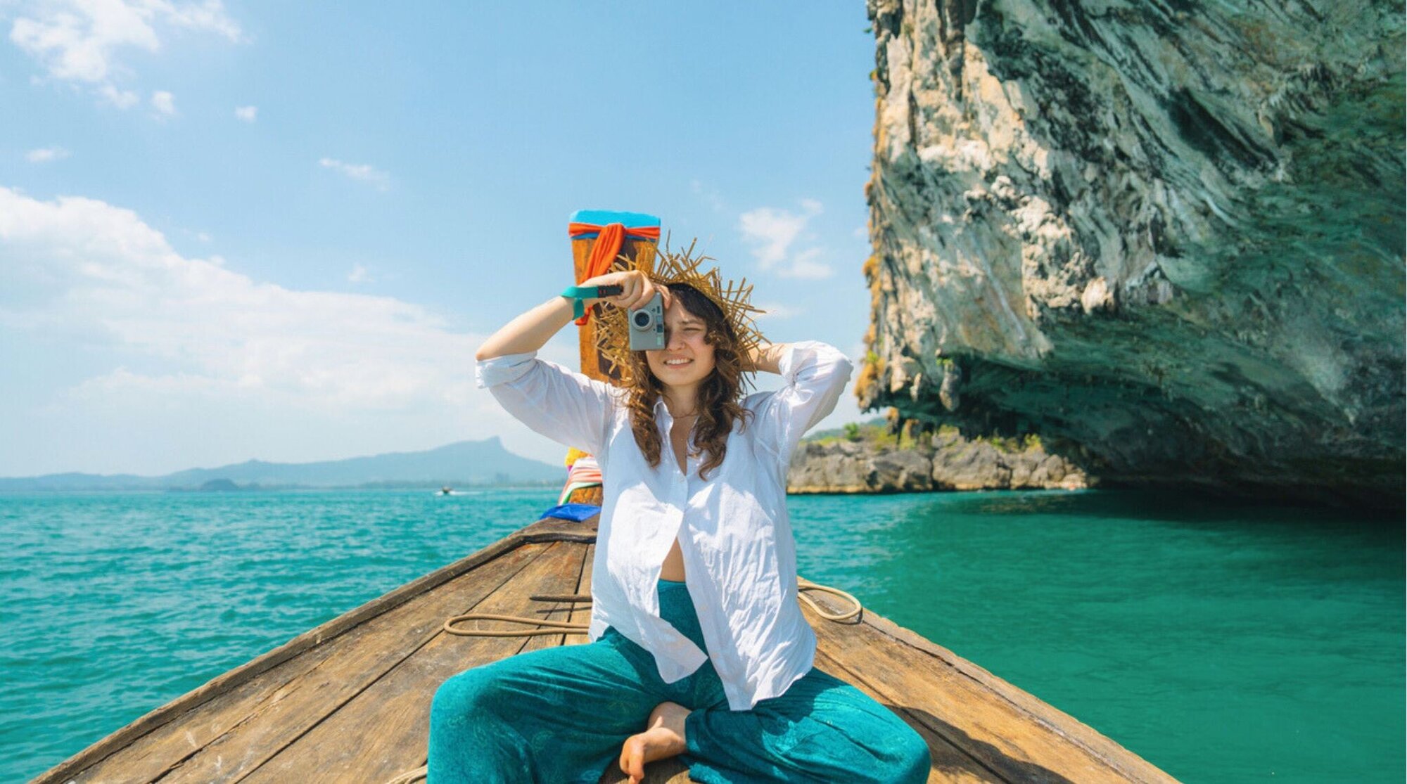 Câmera analógica com um rolo de filme.