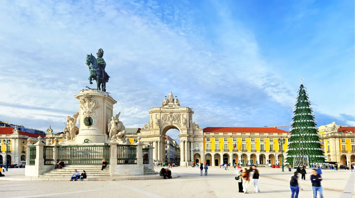 Vista da Praça do Comércio durante o dia no fim do ano, com decoração de árvore de Natal.
