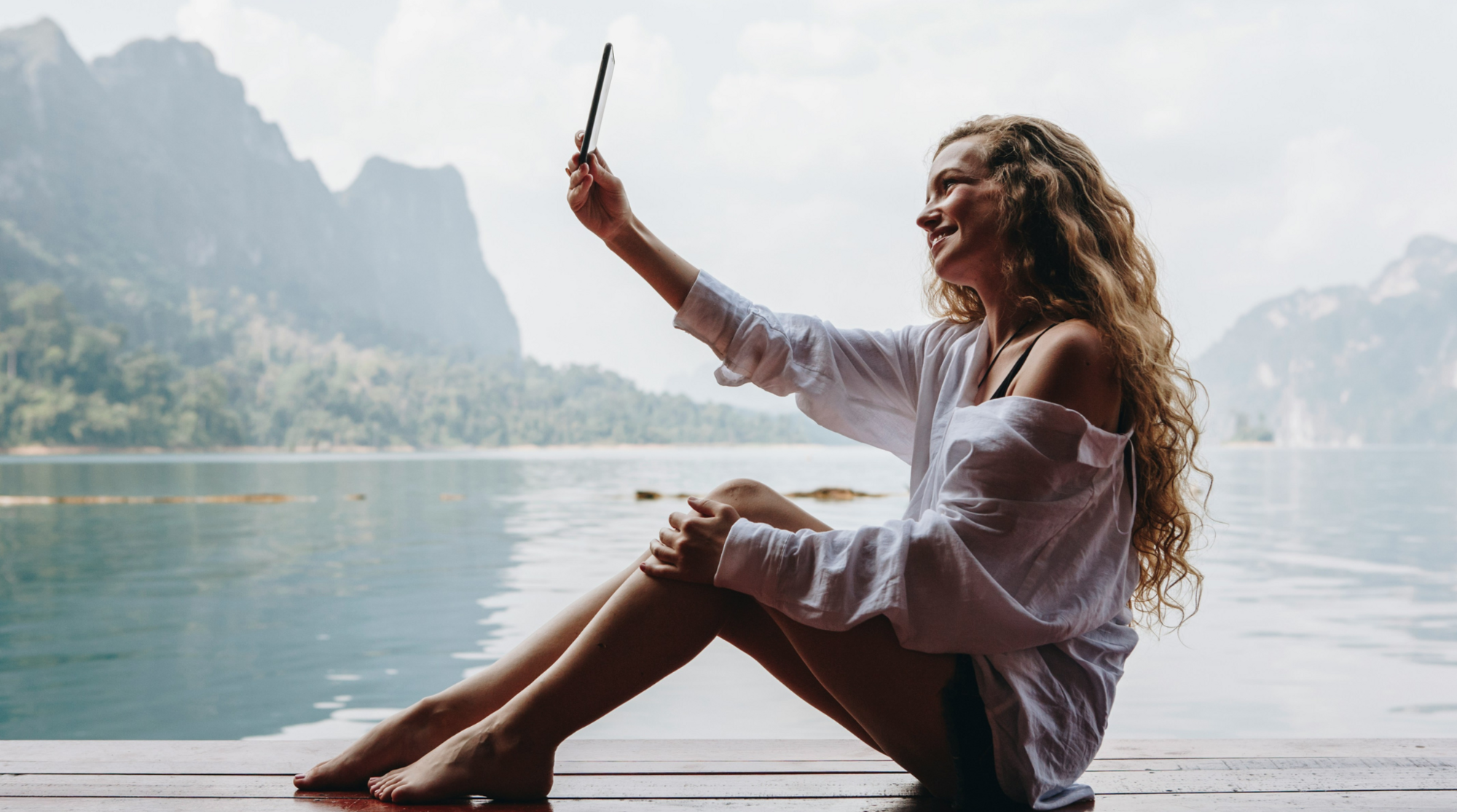 Frau mit eSIM in Thailand