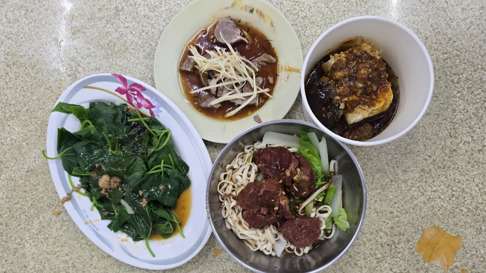  A meal of sweet potato leaves, beef noodles, tofu with century egg, and boiled pork at a restaurant at Kenting Main Street Night Market (墾丁大街夜市)