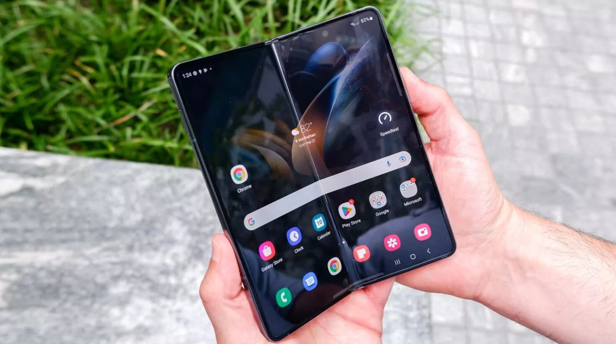 Samsung Galaxy Z Fold 4 הוחזק פתוח