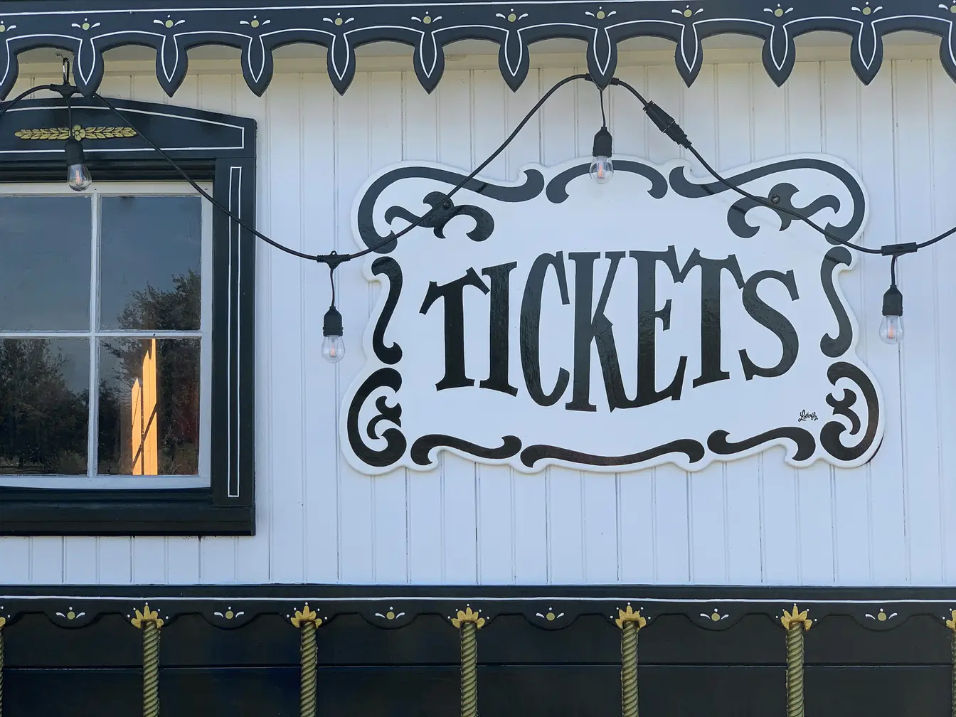 Imagen de un letrero en el que pone “tickets” para explicar cómo conseguir tickets para Halloween Horror Nights 2026.