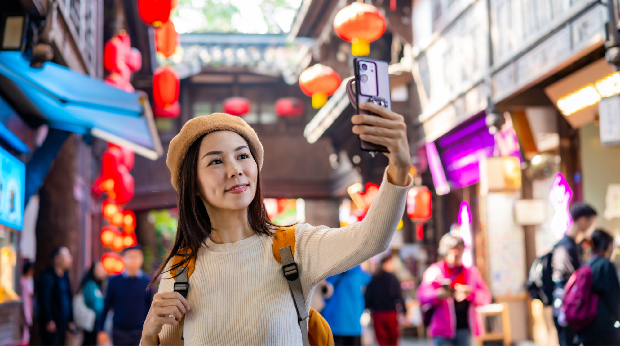 Junge Touristin mit Internet fotografiert die Jinli Ancient Street in Chengdu, China