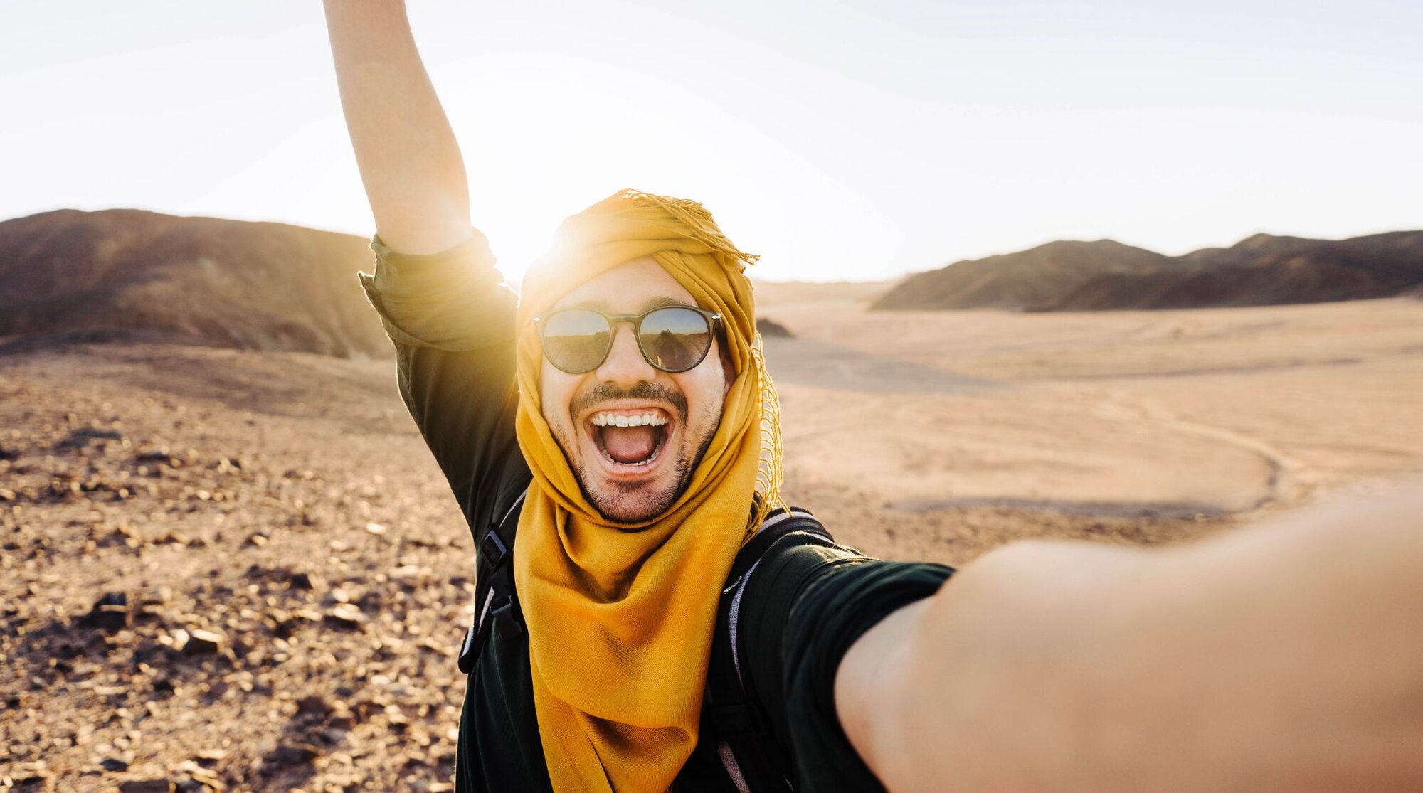 Mann macht Selfie-Bild mit Smartphone und eSIM in Ägypten in der Wüste
