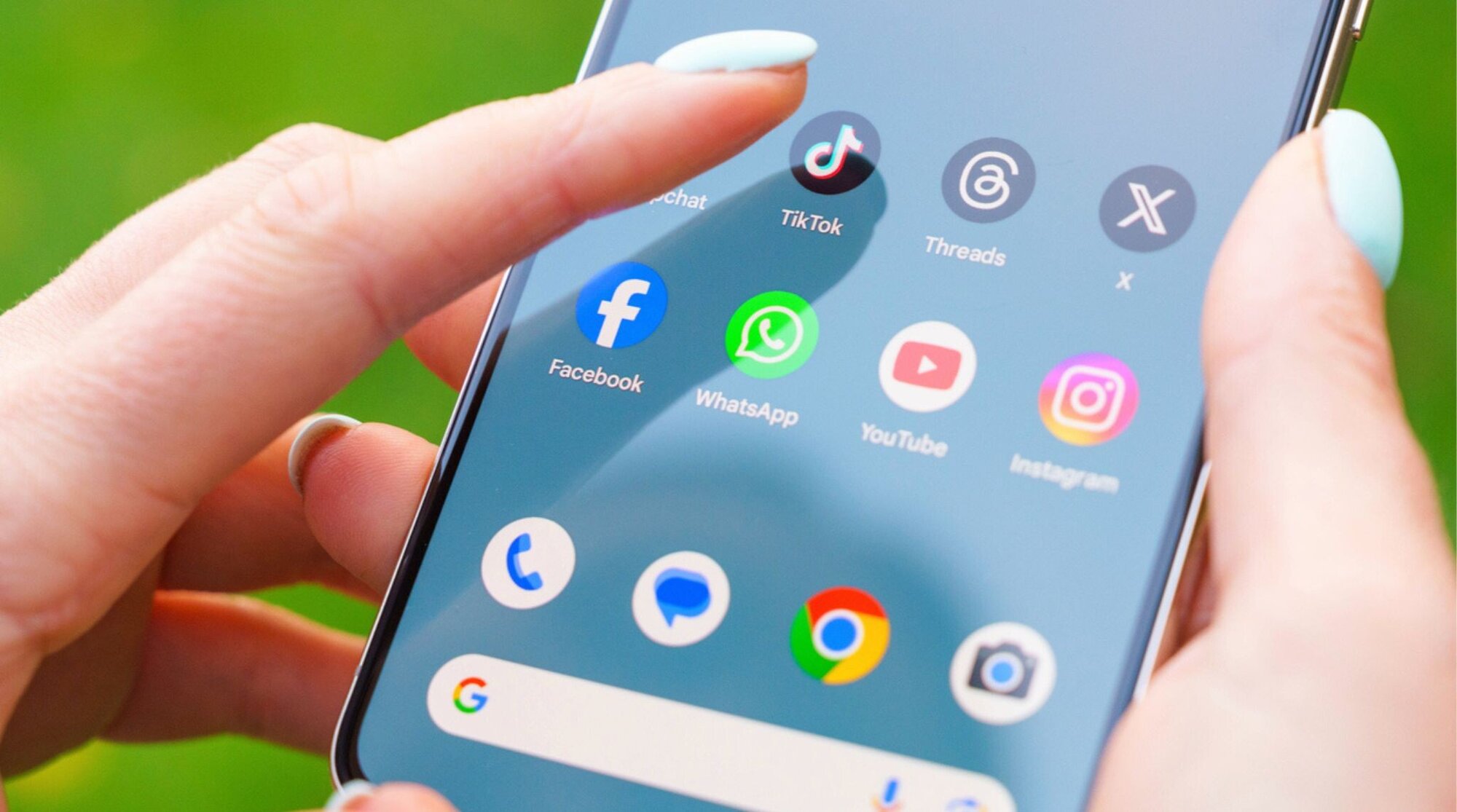 personne utilisant un smartphone google pixel compatible esim