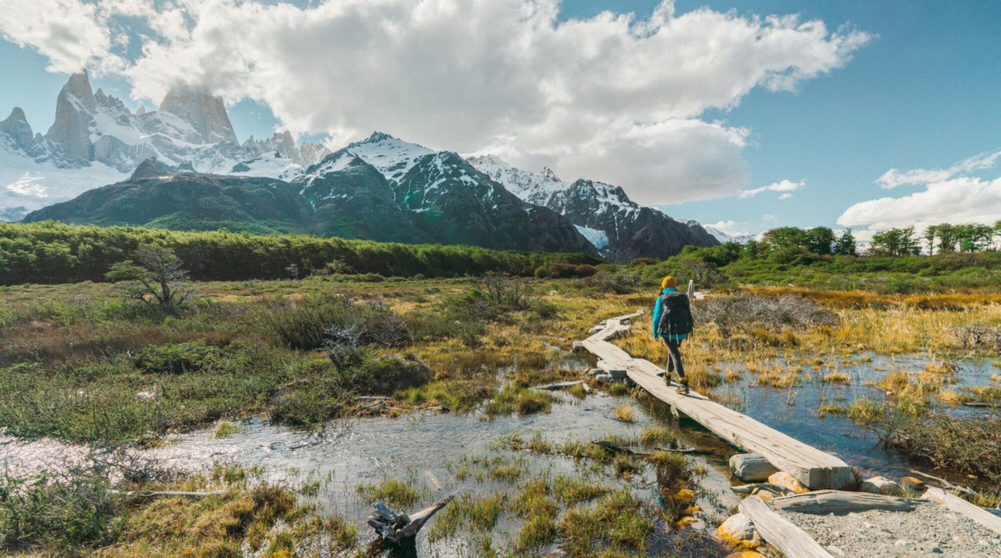 femme en randonnée près de la montagne de Fitz Roy en Patagonie Argentine