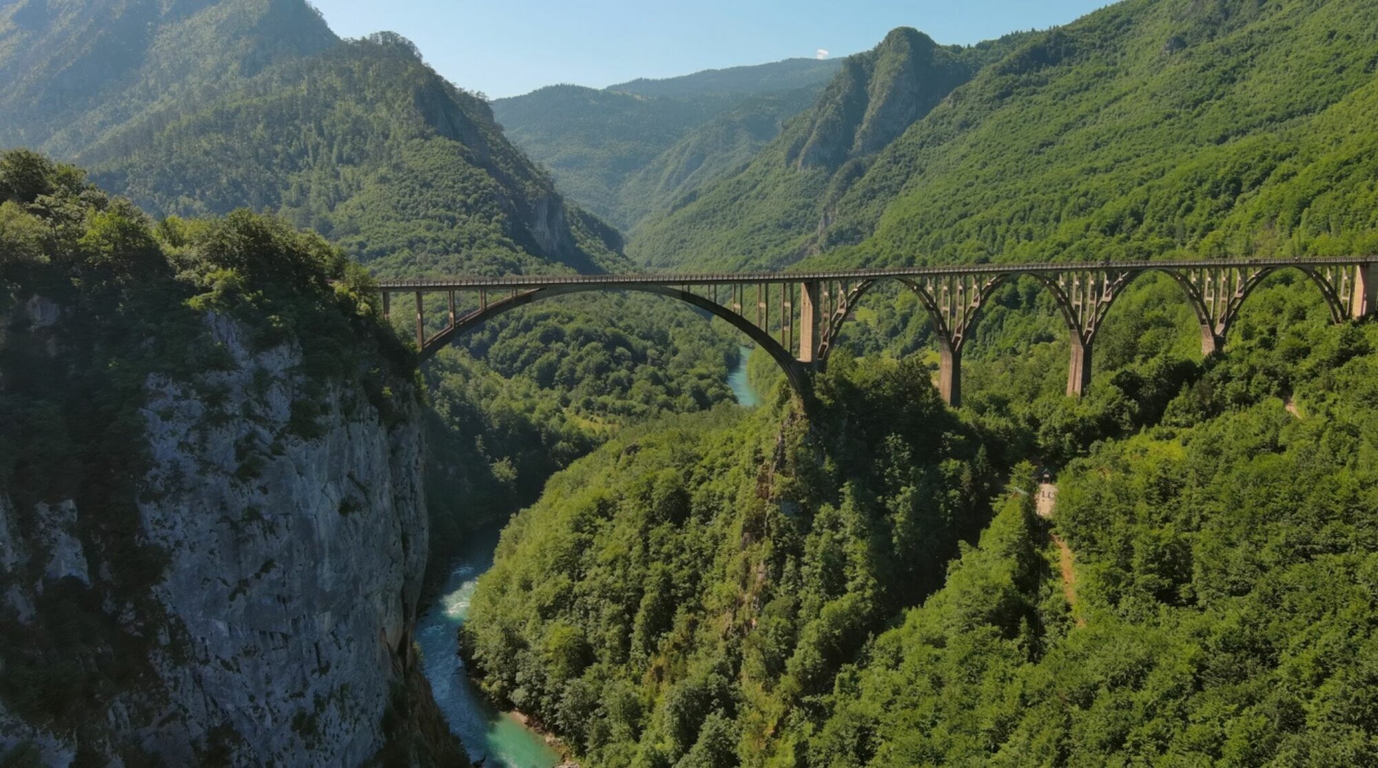 Pont de Djurdjevica Tara incontournable pour votre itineraire au montenegro