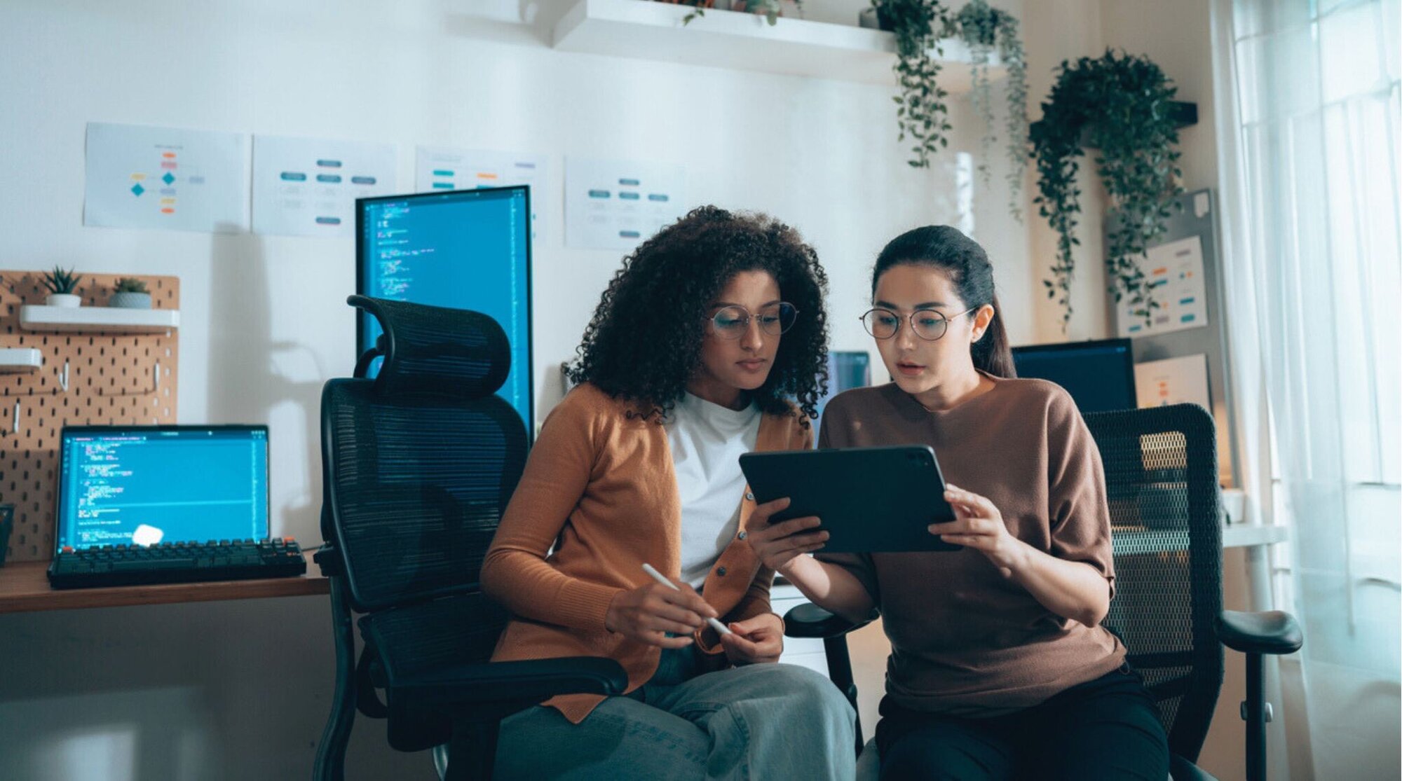 jovens mulheres usando celular e tablet