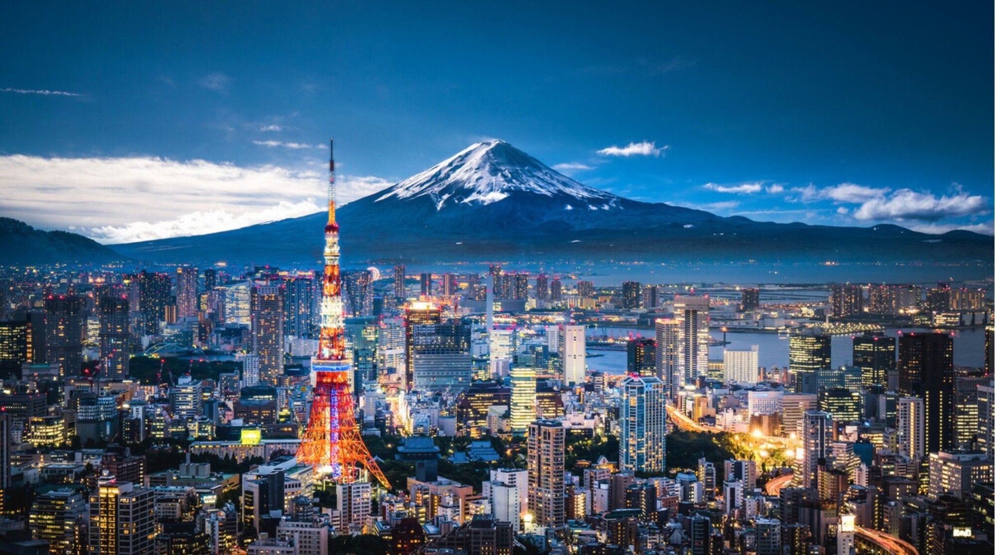 Horizonte de Tokio con el Monte Fuji nevado al fondo en un día despejado.