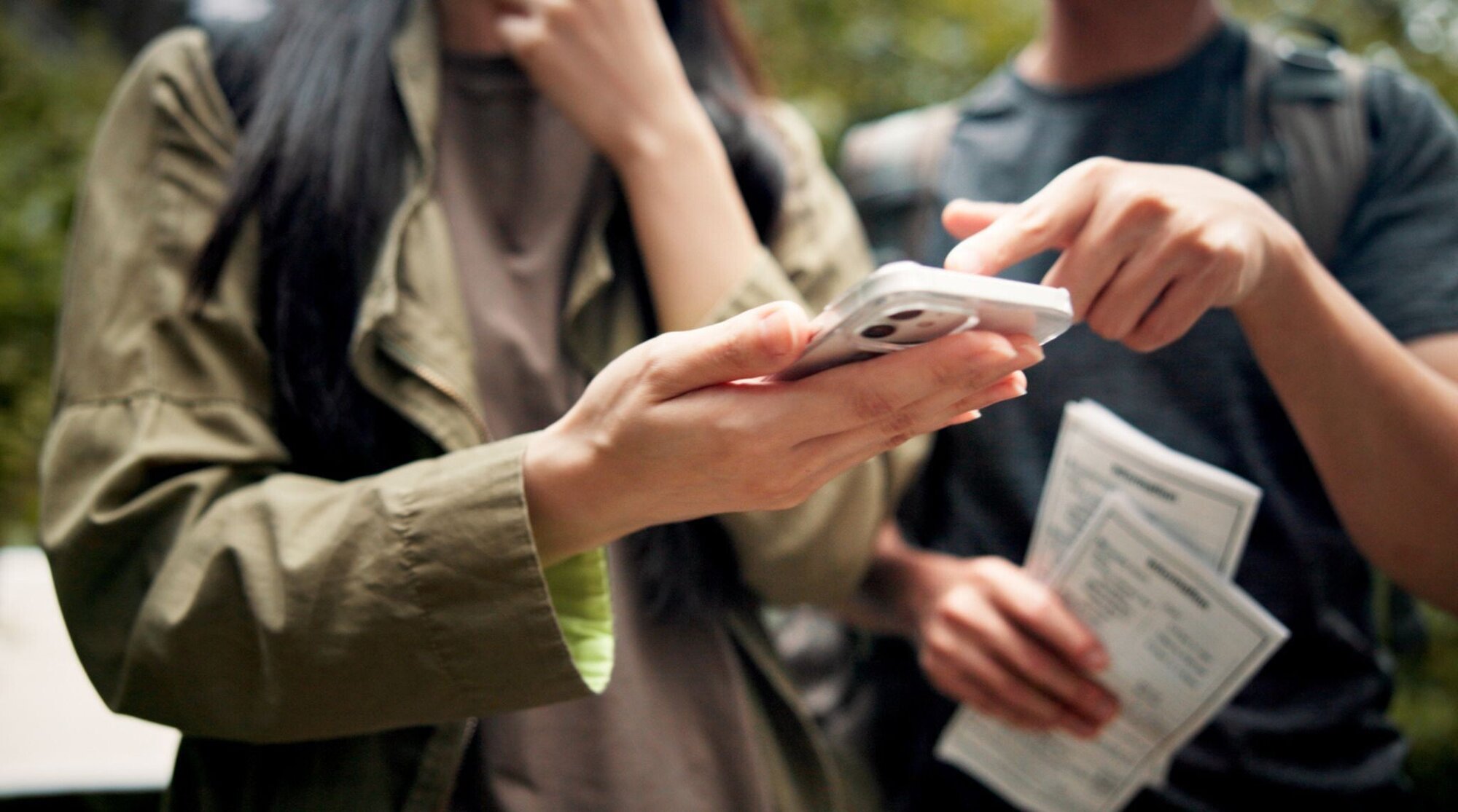 personnes en voyage a l'étranger avec leu telephone double sim (et esim)