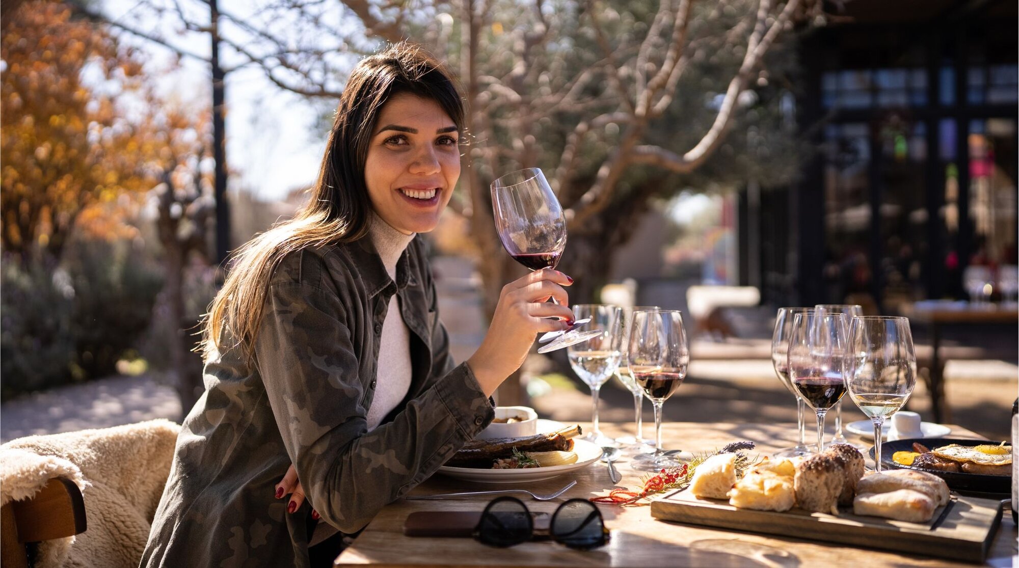 jovem turista experimentando vinhos em vinícula de mendoza durante o feriado de corpus christi 2026
