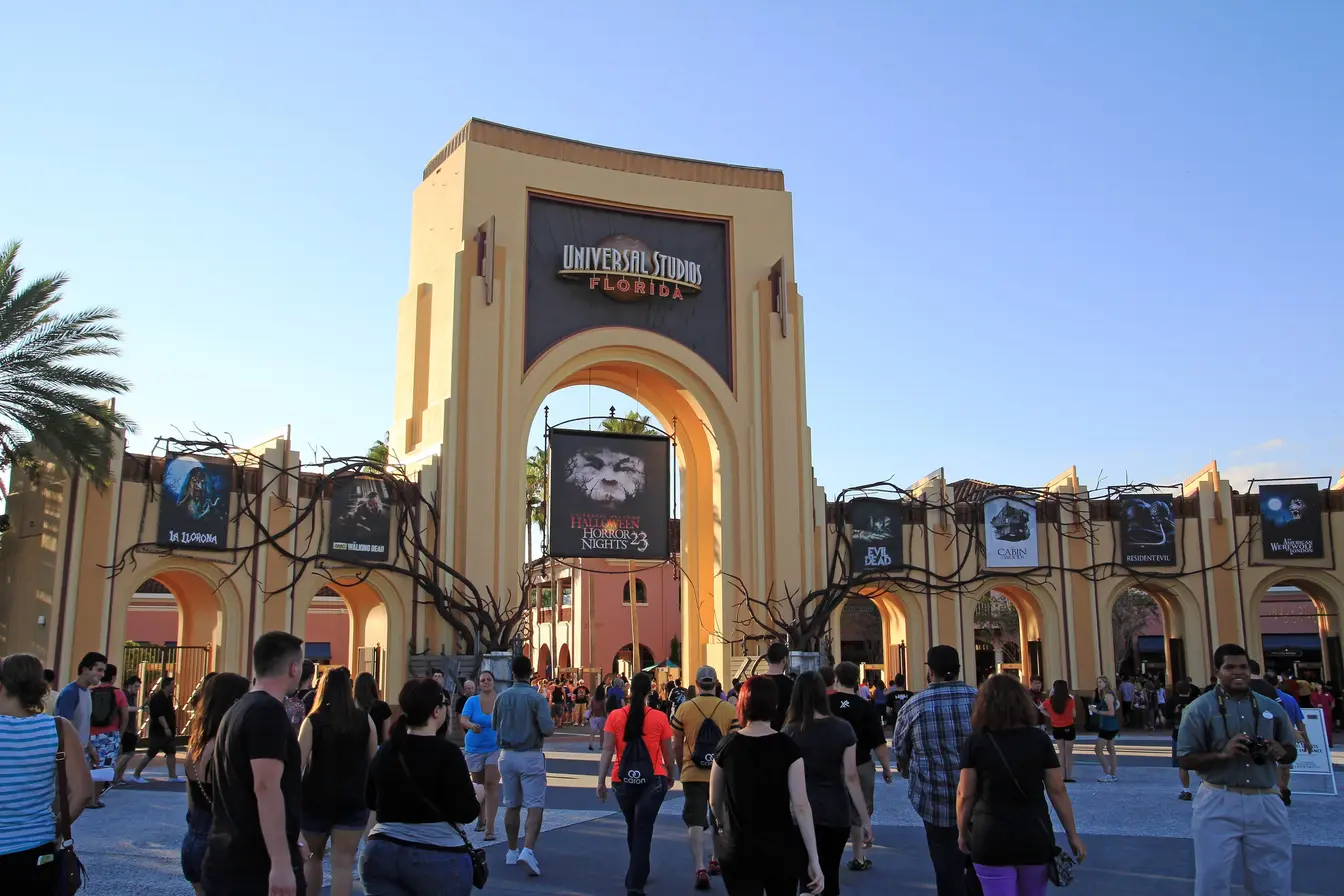 Imagen de la entrada principal de Universal Studios Florida con la cartelería de Halloween Horror Nights de la edición de 2023