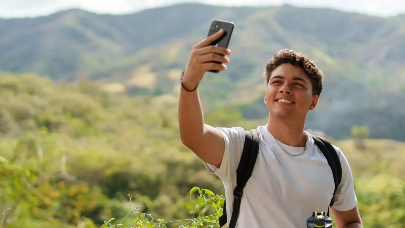 Ein junger Tourist bleibt mit der besten eSIM in Costa Rica online