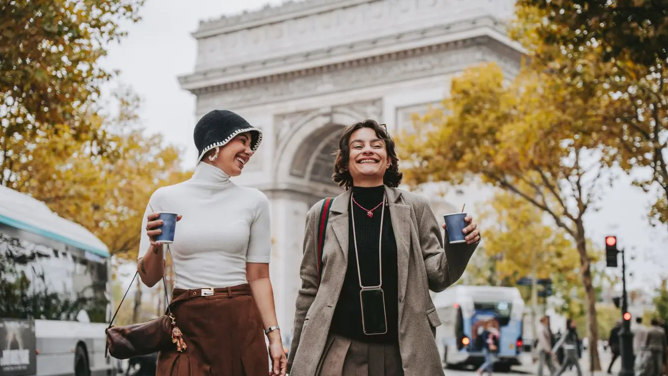 Zwei Frauen laufen während der Fashion Week in Paris durch die Straßen