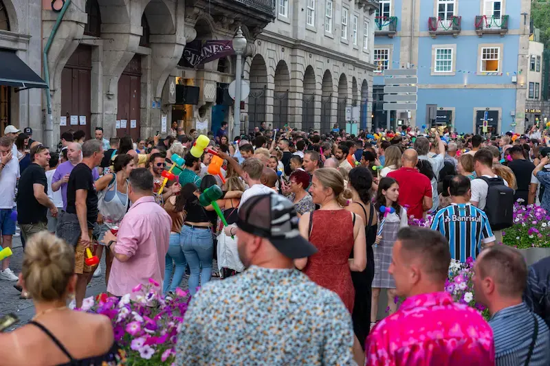 Une rue de Porto remplie de monde pendant la fête de São João.