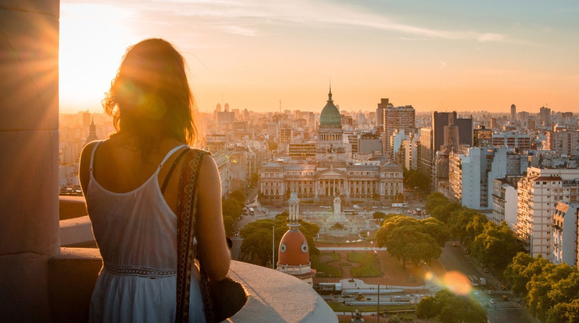 femme de dos regardant la vue sur Buenos Aires avec le coucher de soleil d'avril en argentine