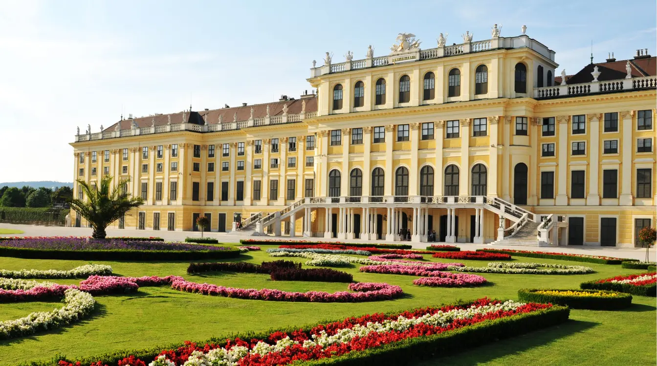 Façade jaune du château de Schönbrunn vue depuis ses jardins à Vienne.