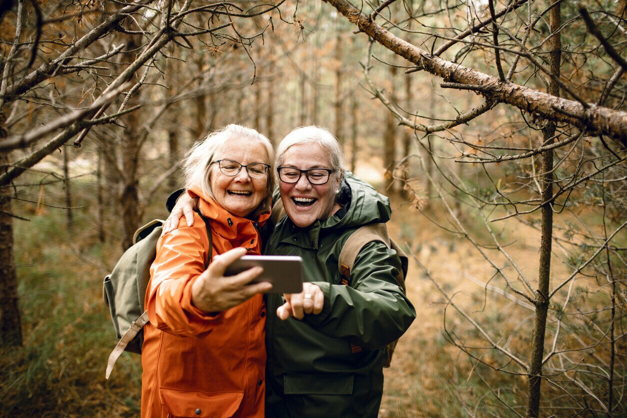 Frauen mit mobilen Daten im Ausland