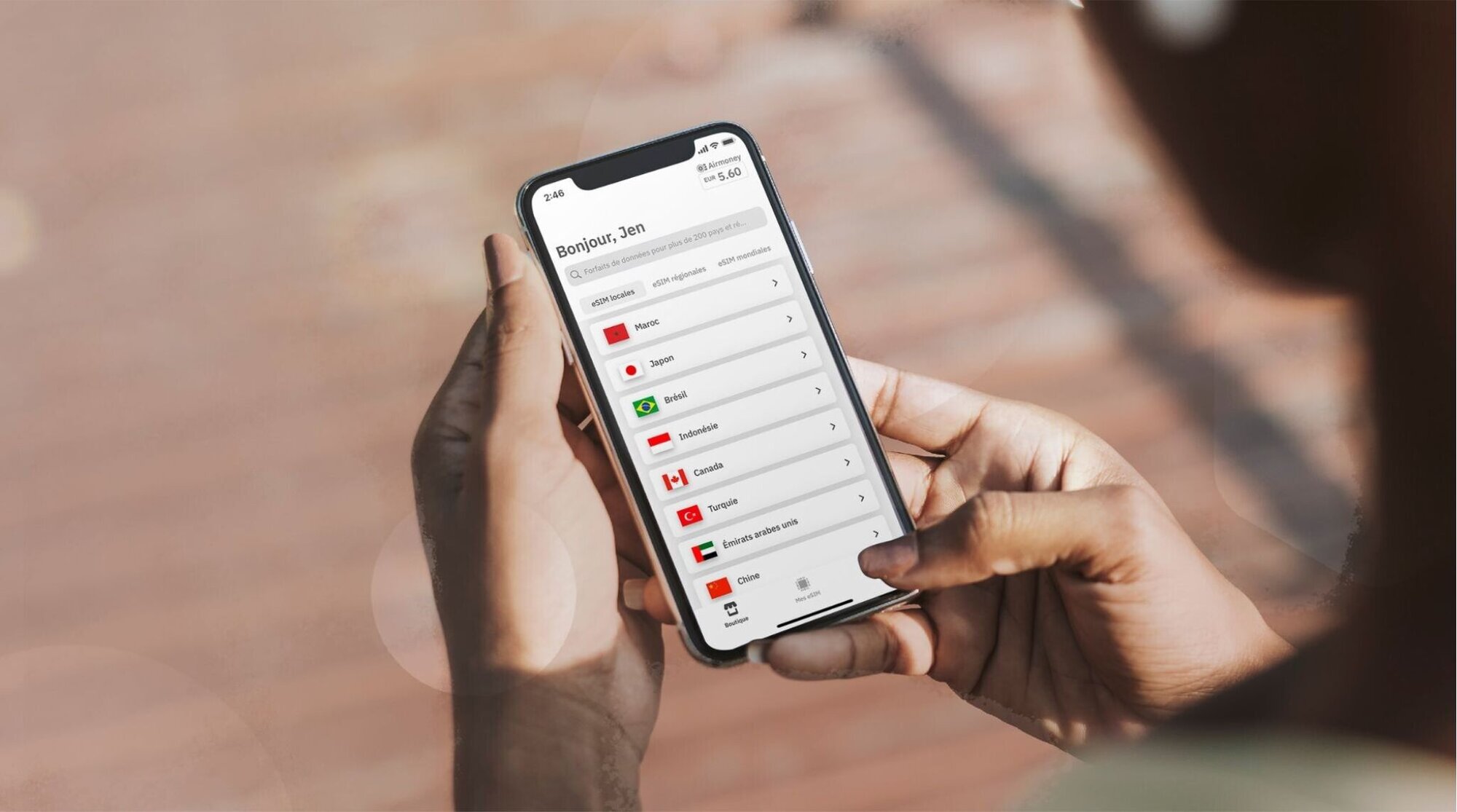 Utilisateur consultant l’application Airalo sur son smartphone