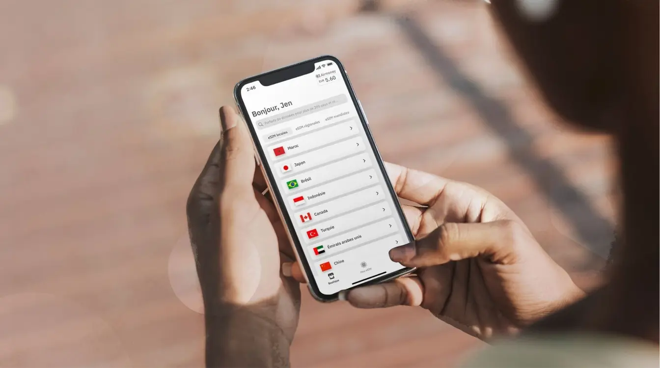Utilisateur consultant l’application Airalo sur son smartphone