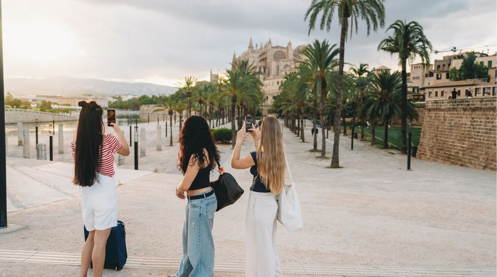 Turistas haciendo fotos en una catedral, escapada urbana en Europa.