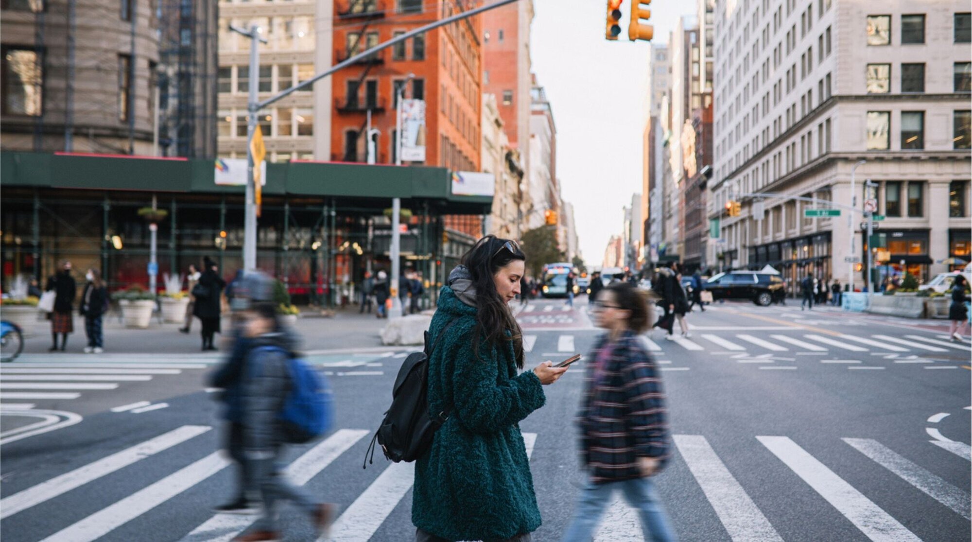 Ilustração de mulher andando com celular com um eSIM ativado para os EUA