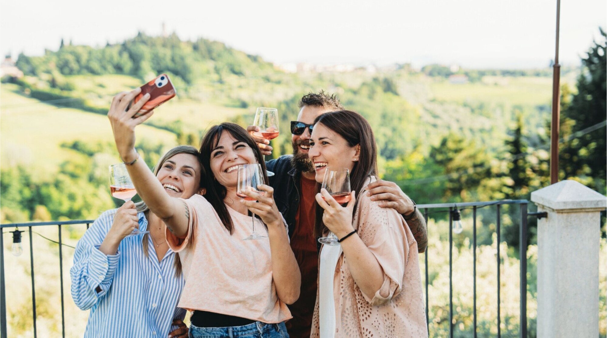 Grupo de amigos em vinhedos na Toscana