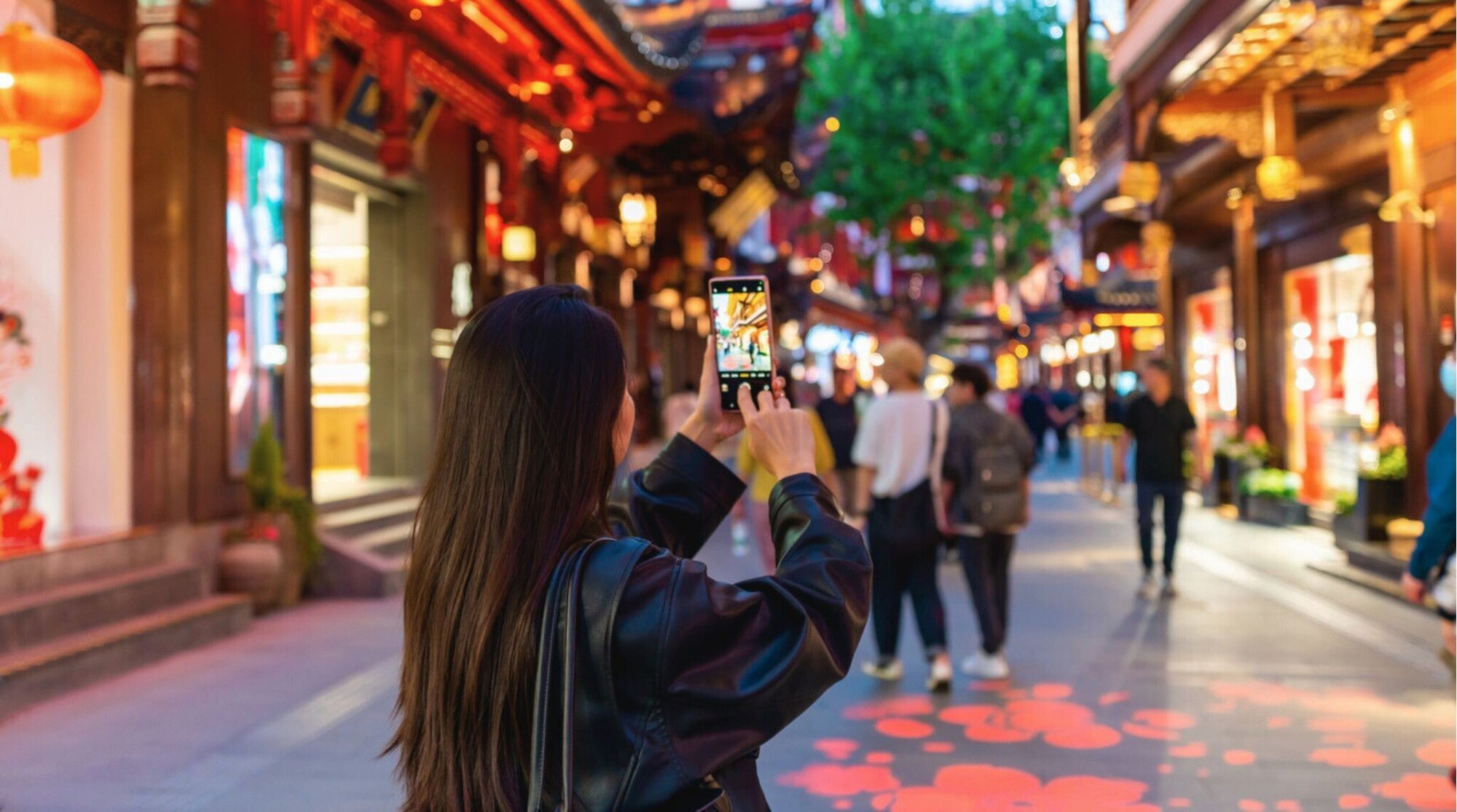 Una chica tomando fotos en la calle Yuyuan en Shanghai, China.