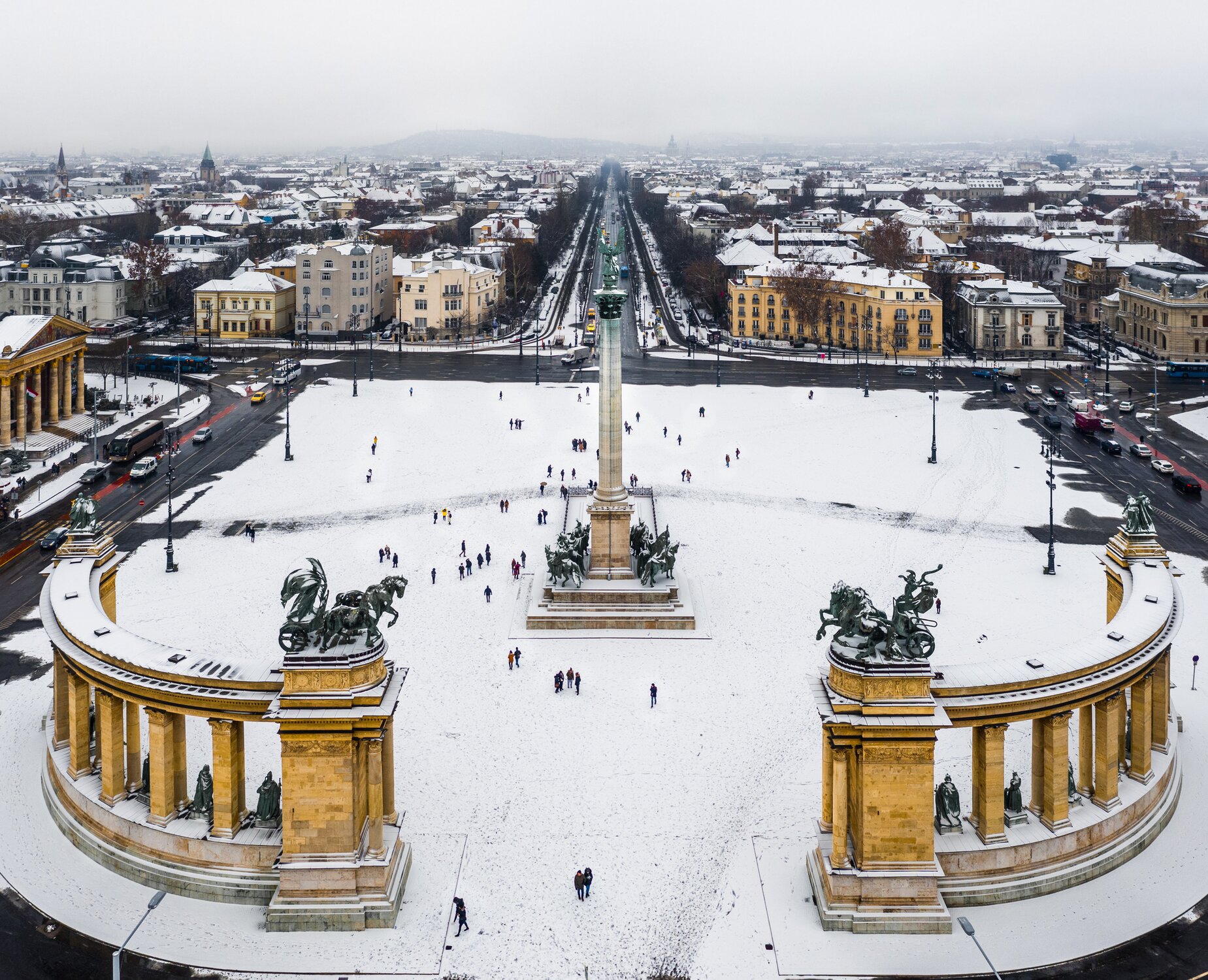 Vista aerea invernale di Budapest con Piazza degli Eroi innevata, meta europea low cost per viaggiare a gennaio
