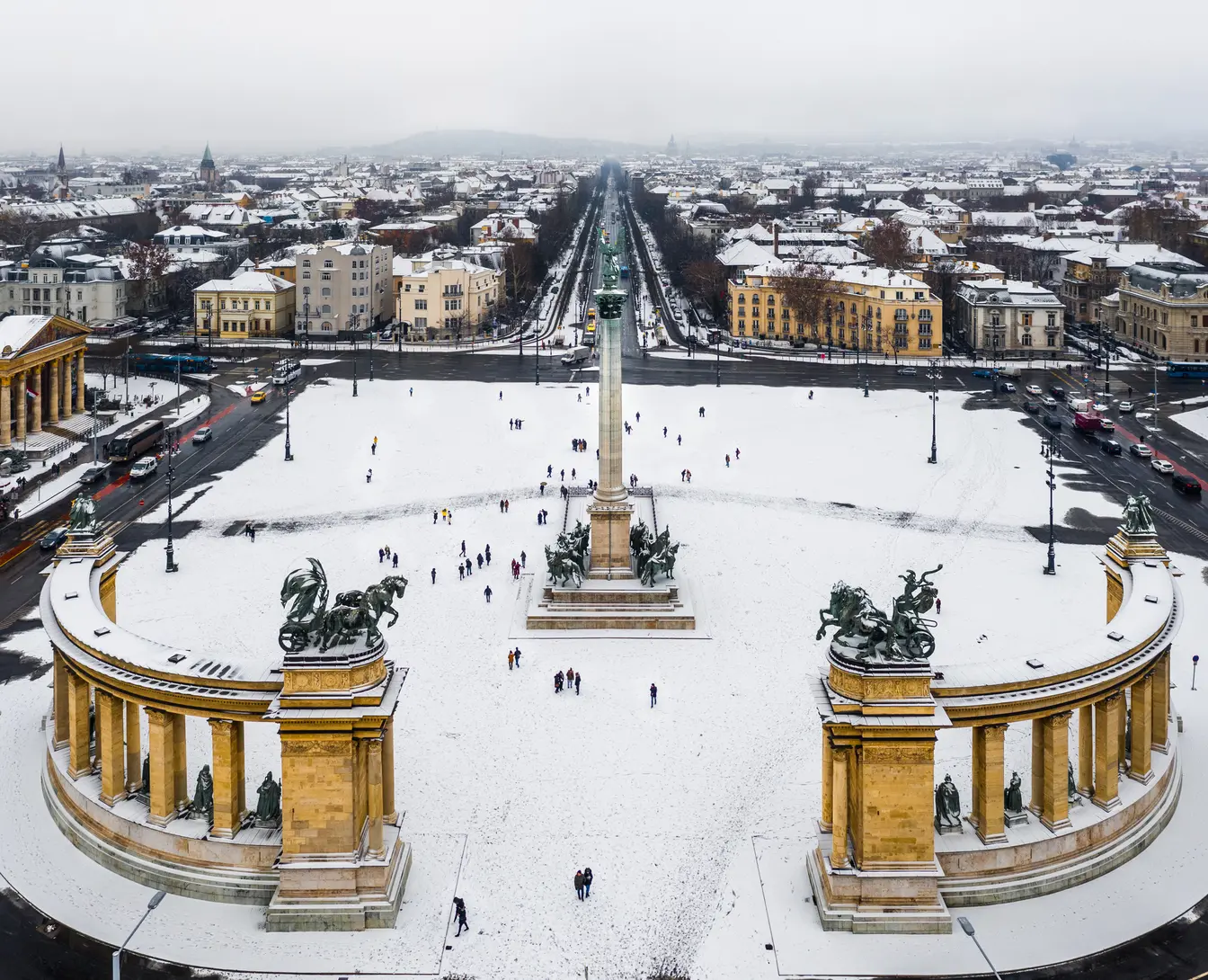 Vista aerea invernale di Budapest con Piazza degli Eroi innevata, meta europea low cost per viaggiare a gennaio