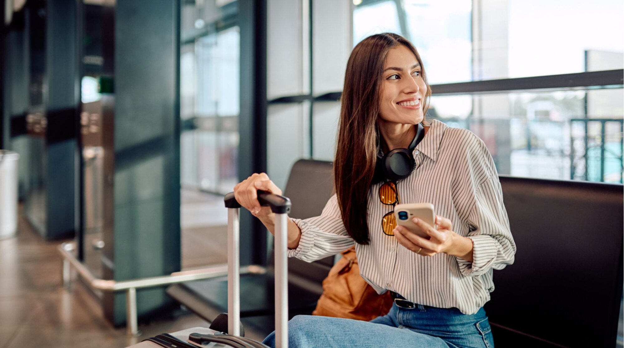 Jovem viajante no aeroporto pronta para embarcar para sua viagem rumo a Europa.