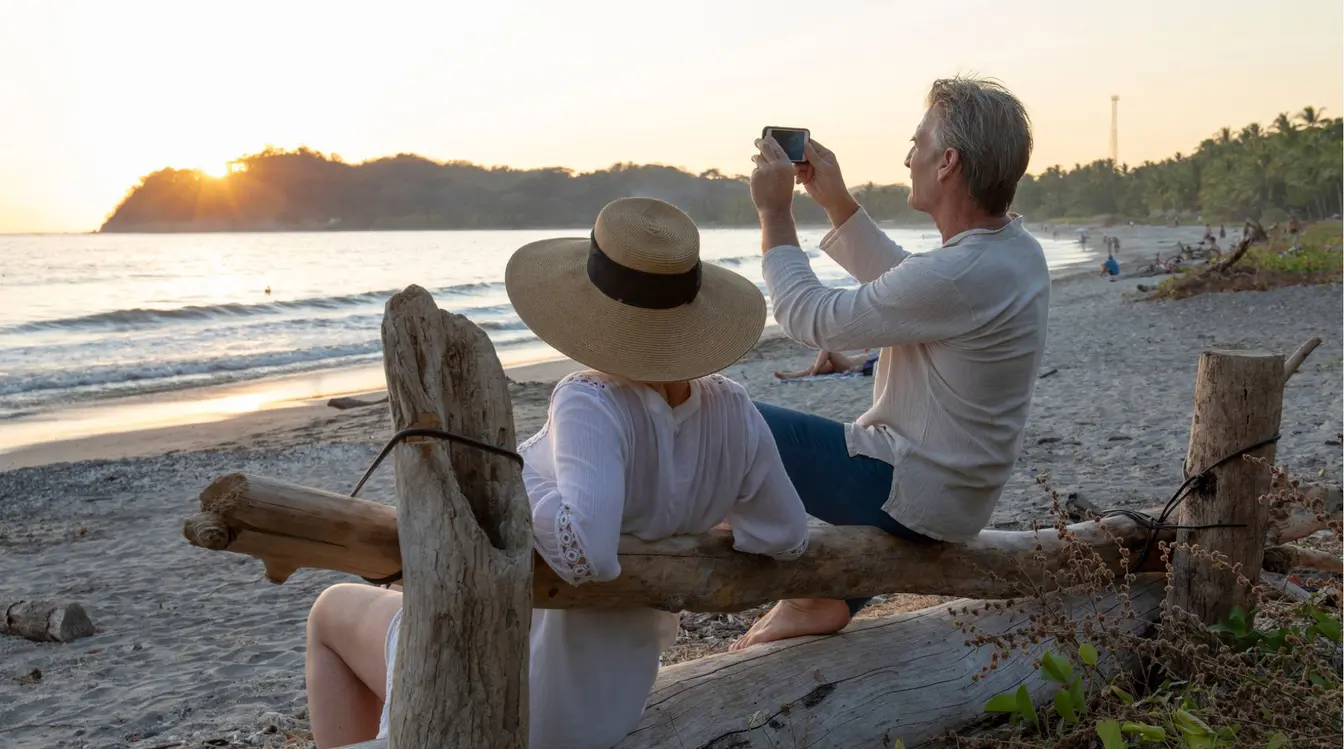 Couple se relaxant sur une plage tropicale au Costa Rica au lever du soleil.