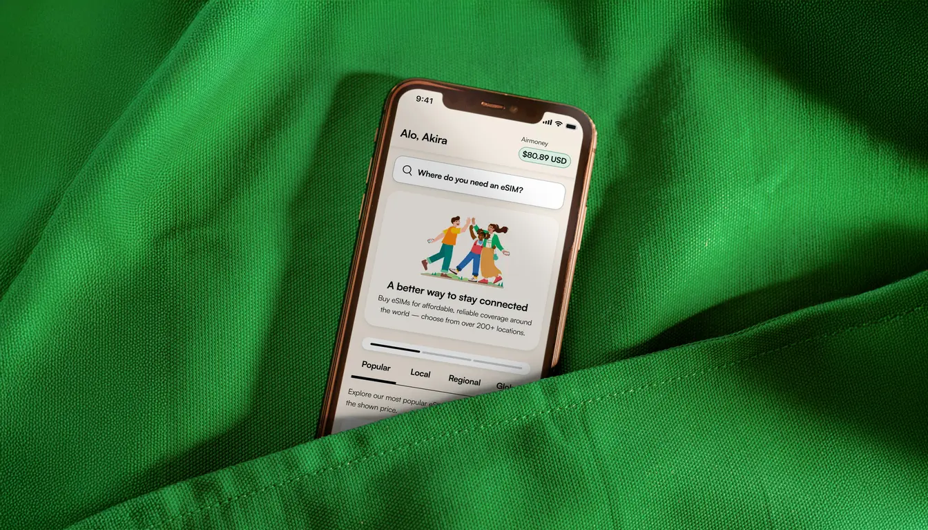 Smartphone in una tasca di una borsa verde mostra la homepage del sito di Airalo che offre eSIM illimitate internet