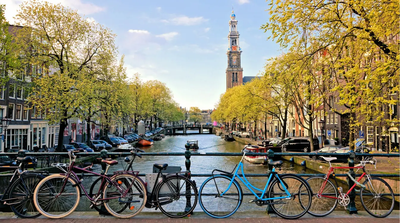 Vélos garés sur un pont au-dessus d’un canal d’Amsterdam.