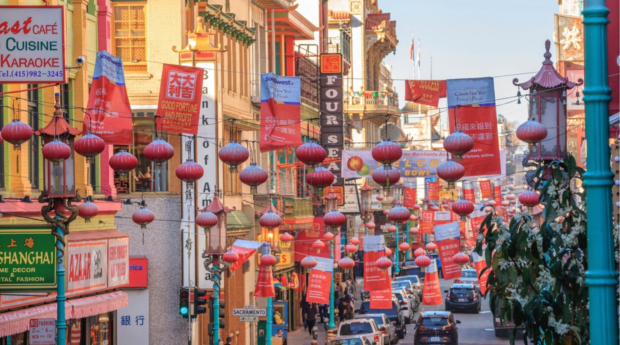 Calle principal de Chinatown en San Francisco con letreros rojos y farolillos colgando.