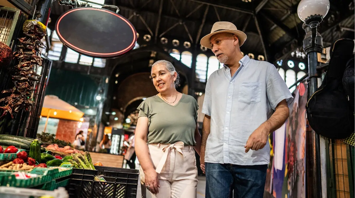 Casal de turistas explorando o mercado local em Santiago do Chile.