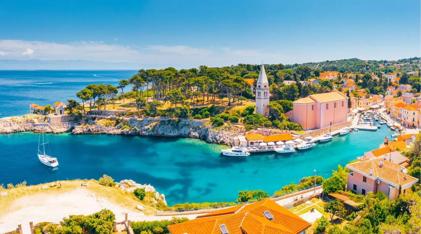 Vue panoramique sur le village de Veli Lošinj, en Croatie, avec son port, ses maisons colorées et les eaux turquoise de l'Adriatique. 