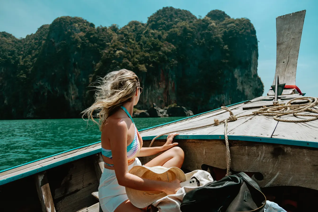 Un taxi boat a Krabi, in Thailandia? La destinazione esotica perfetta tra i posti caldi a gennaio