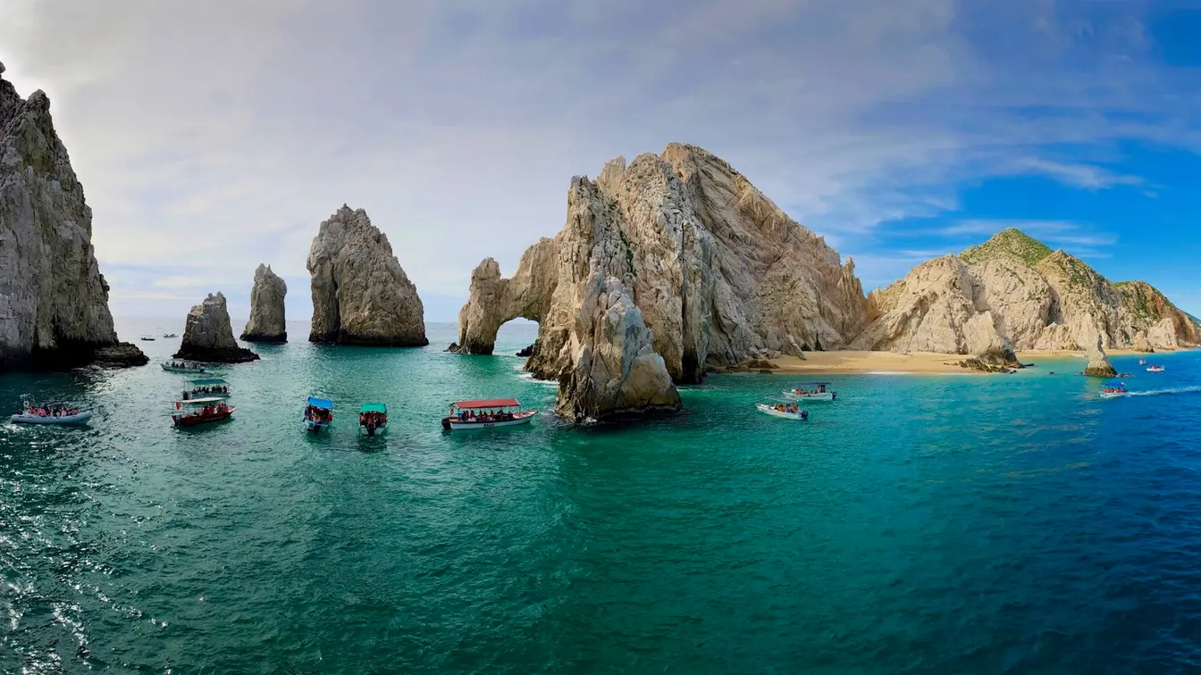 Vista panorámica de El Arco de Los Cabos con embarcaciones turísticas frente a las formaciones rocosas