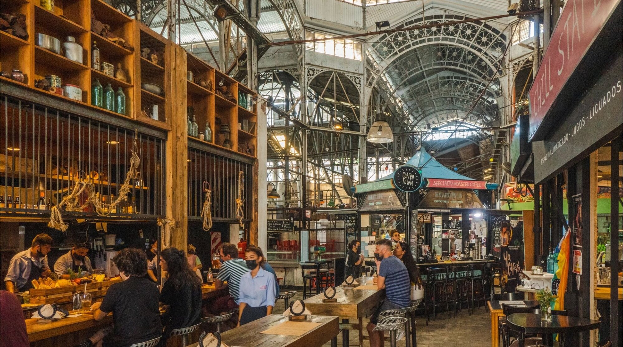 O mercado público no distrito de San Telmo, em Buenos Aires, Argentina. O Mercado de San Telmo data de 1897 e é caracterizado por um monte de ferro forjado.