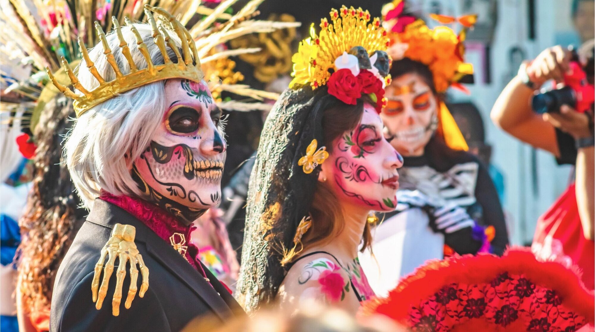 Mexicanos de caveira e catrina em desfile na cidade do mexico