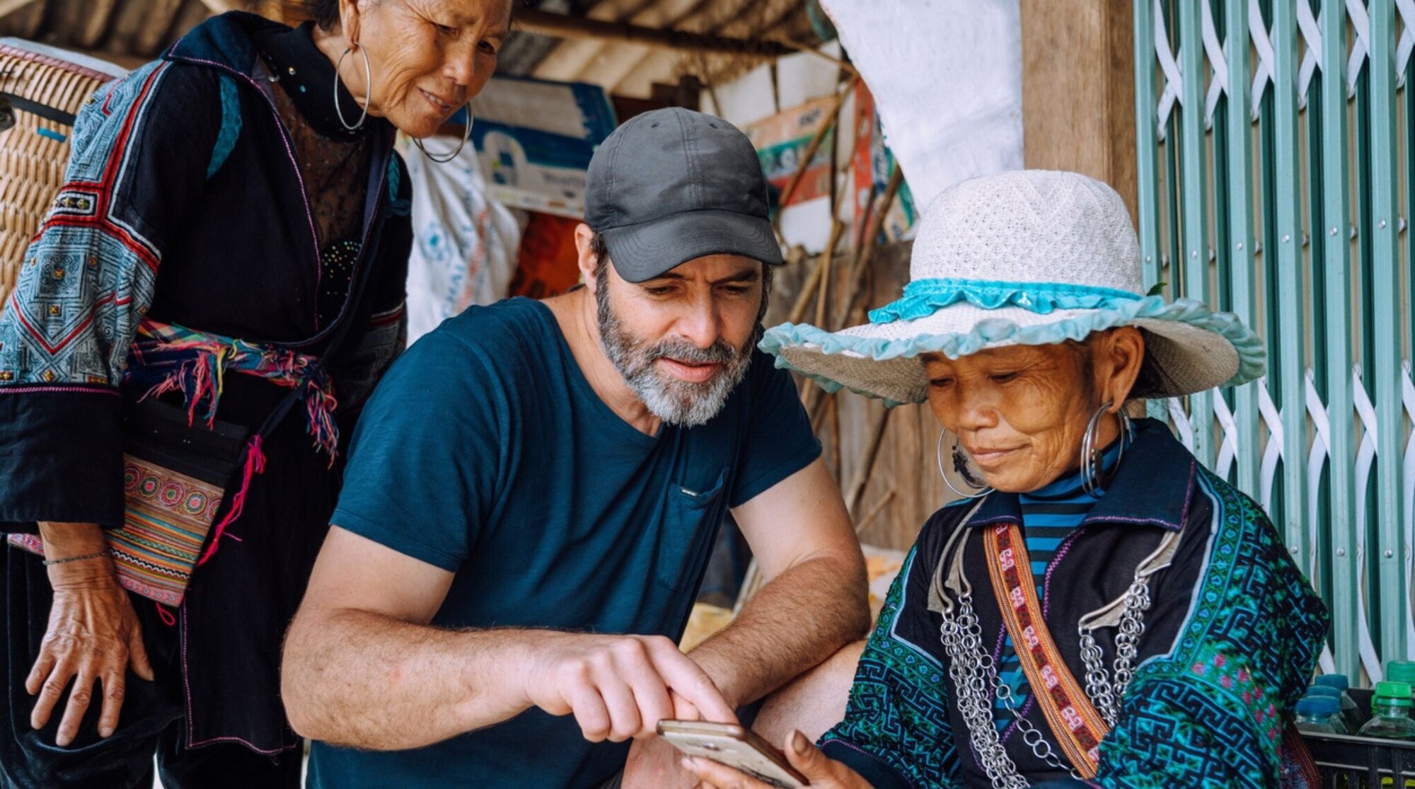 Voyageur européen utilisant son téléphone avec des locaux à Sapa