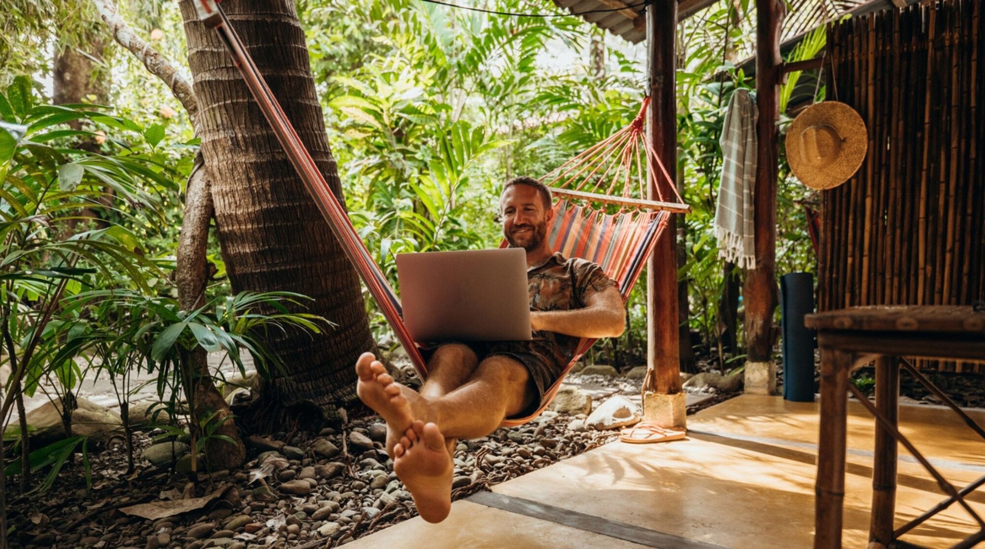 voyageur homme avec son ordinateur portable connecté a internet au costa rica