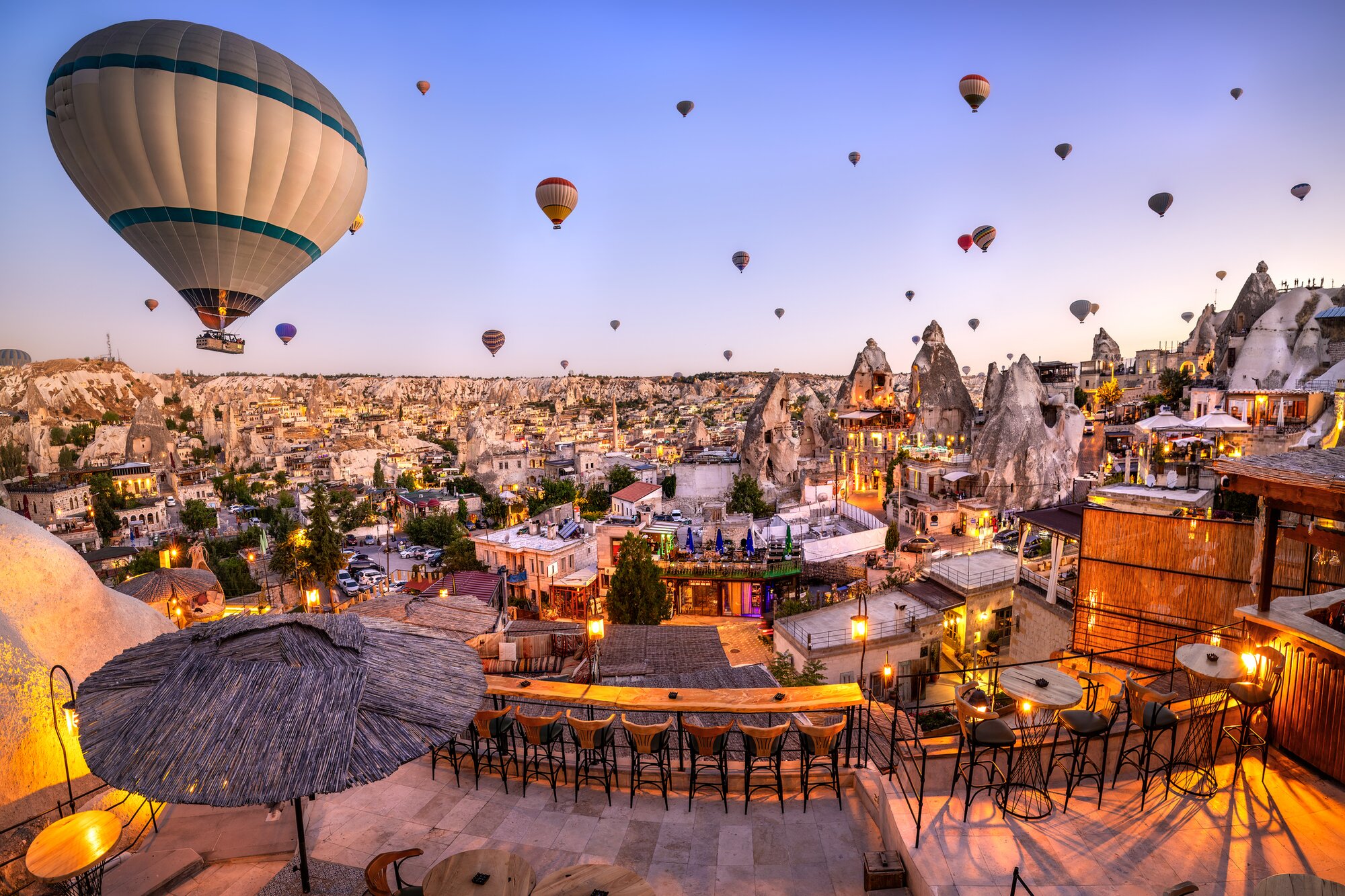 Mongolfiere all’alba sopra i camini delle fate in Cappadocia, paesaggio unico della Turchia