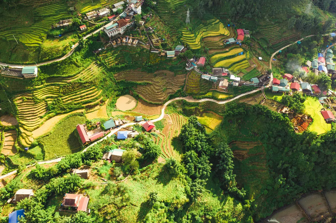 Vista aérea de las famosas terrazas de arroz en Sapa, provincia de Lao Cai, para ilustrar una ruta por Vietnam de 15 días 