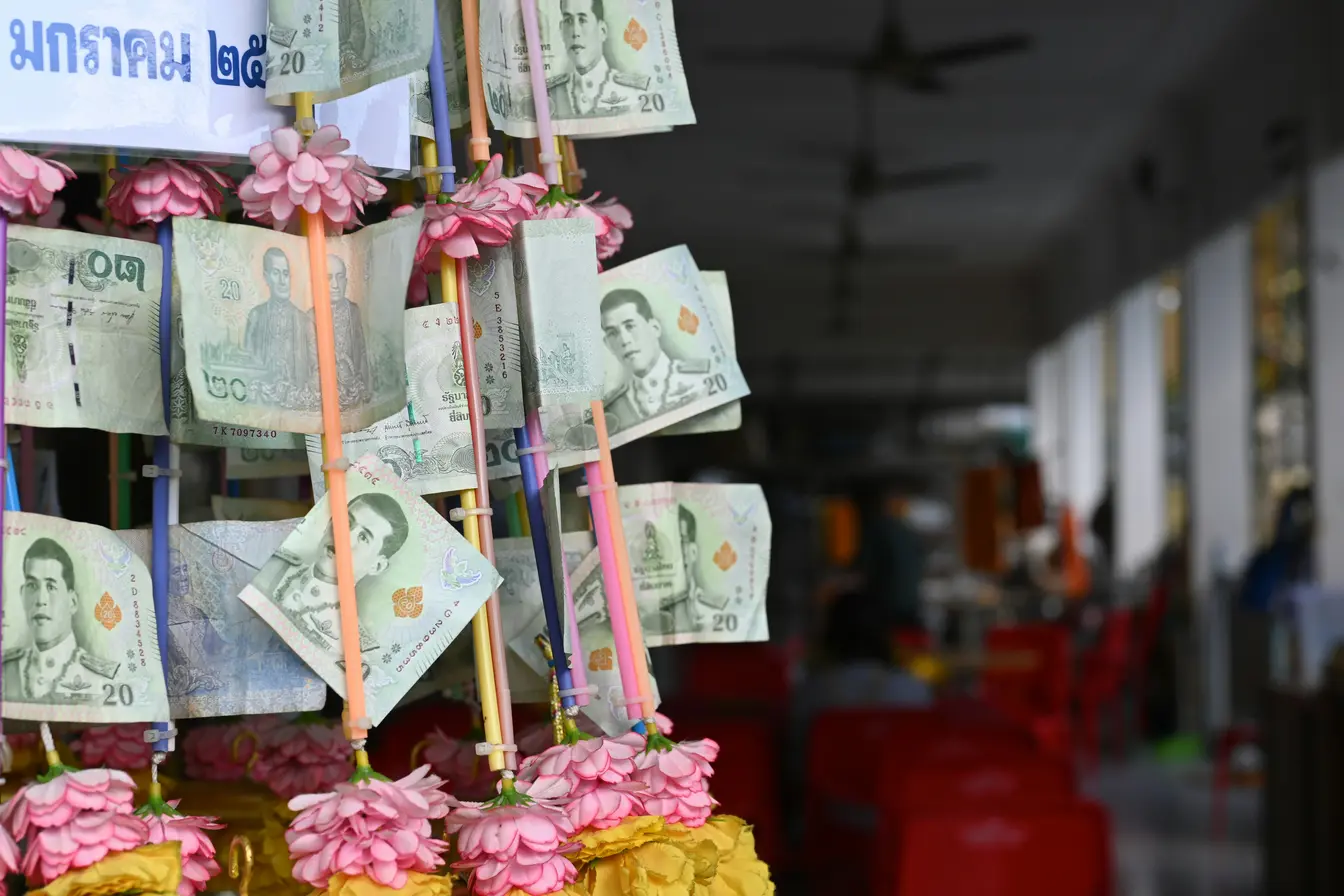 Un árbol de dinero, un objeto ritual budista utilizado en Tailandia para hacer donaciones en los templos.