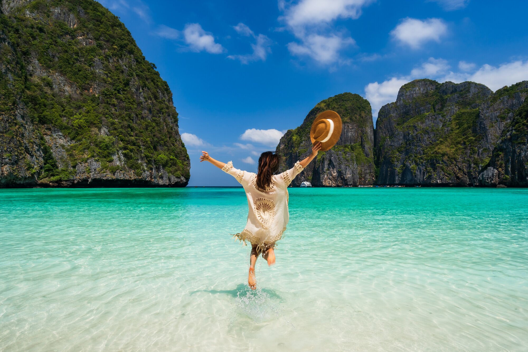 Frau am Strand in Thailand im Oktober