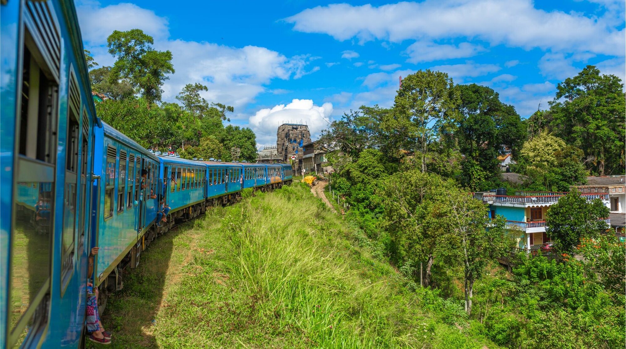 قطار سريلانكا الشهير جنب حقول الشاي