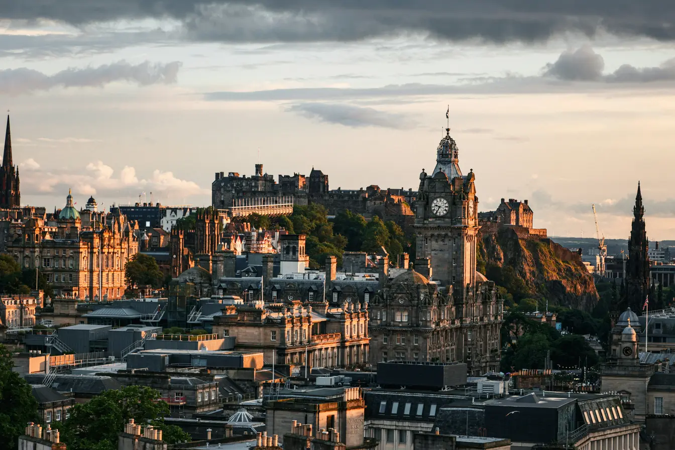 Vista aerea del castello di Edimburgo e skyline al tramonto